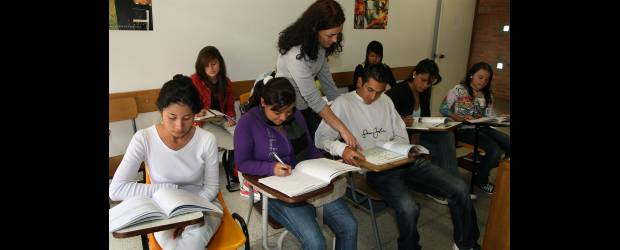 Educación, la niña mimada en 2011 | Archivo | Una suma cercana a los 750 mil millones de pesos será invertida en educación el próximo año. Este capital representa un treinta por ciento del presupuesto para el 2011, que creció un tres por ciento en comparación al 2010.