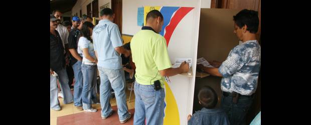 Reelección pasó primer debate | Archivo | Los congresistas deberán trabajar arduamente si quieren que el proyecto este aprobado antes de enero de 2012.