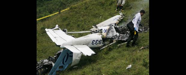 Avioneta se clavó en cima de San Antonio de Prado | Esteban Vanegas | La avioneta accidentada era para cinco pasajeros, pero en ella solo viajaban tres y el piloto, así lo confirmaron fuentes del aeropuerto Olaya Herrera, ante la versión de que había una quinta persona que no había alcanzado el vuelo.
