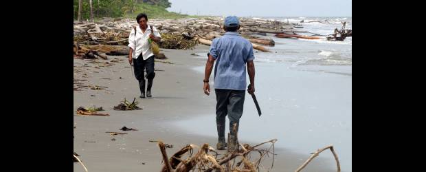 Una creciente se llevó a dos niños en Turbo | Archivo | Flotando, cerca a las playas de Turbo, la Armada Nacional halló el cadáver del bebé, desaparecido desde el viernes. Sigue la búsqueda de su hermanita.