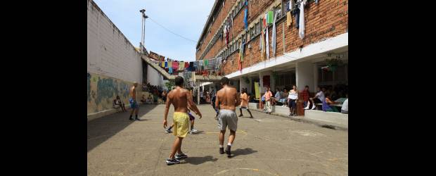 Brote de papera en Bellavista | Donaldo Zuluaga | Cerca de 40 internos de la Cárcel Bellavista presentaron síntomas de paperas, solo dos de ellos están en delicadas condiciones de salud.