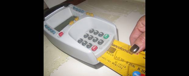 La tarjeta con chip, un avance en ajuste | Juan Carlos Valencia Gil | Los datáfonos están diseñados para leer el chip o la banda magnética. Sin embargo, cuando hay problemas con el chip y se intenta pasar la banda, el aparato exige que se utilice el chip, volviendo al punto de inicio.