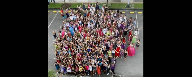 Quinceañeras, de gala y perreo en pleno metro | Esteban Vanegas Londoño | Las 316 quinceañeras festejadas por el Metro se la gozaron desde las 10 de la mañana, con sus vestidos de gala e invitados. Todas comparten su fecha de nacimiento con el sistema de transporte de la ciudad.