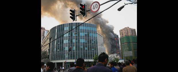 Shanghai vivió una jornada infernal | AP - Shanghai, China | Testigos del hecho afirmaron que el fuego comenzó en materiales de construcción, se extendió al andamiaje y luego al resto de la torre, donde vivían maestros y jubilados.