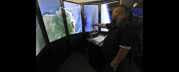 Los datos extremos del clima | Reuters, Cancún | Un visitante en el sitio de la cumbre del clima observa imágenes sobre distintos sitios del planeta. El futuro de la Tierra es el tema en Cancún y la COP16.