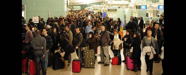 Huelga cerró el cielo de España | AP-España | Cientos de miles de pasajeros se quedaron en tierra ayer en España luego de una huelga masiva de controladores aéreos que protestaban por nuevas medidas laborales. El ministerio de Defensa tomó control de todos los aeropuertos.