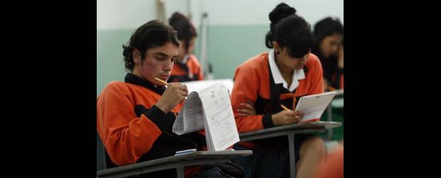 En calidad, Colombia sigue en puesto bajo | Archivo | Desde Pisa eligen las escuelas que van a participar en la prueba. La aplicación se hace a jóvenes de 15 años, la edad en la que terminan la media. En Colombia, sin embargo, hay jóvenes de 15 años en grados inferiores y por eso la aplicación no se hace por grados sino por edad.