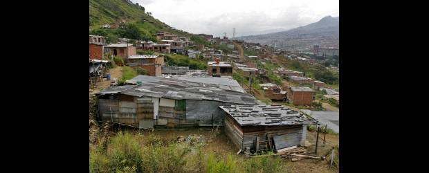Los 'Triana', azote en la zona de tragedia | EL COLOMBIANO | En La Orquídea, muchas casas están agrietadas por la inestabilidad del terreno. Habitantes aseguran que los "Triana" no permiten que se construyan otros ranchos. El combo se lucra de la venta de lotes en este sector de Bello.