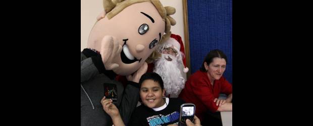 Diversión se trasladó al Pablo Tobón | Julio Cesar Herrera | En la unidad de pediatría del Hospital Pablo Tobón Uribe están hospitalizados 96 niños. Para los más grandes, de 14 años, no se tienen regalos y para este viernes se espera que todos reciban un presente de Navidad.