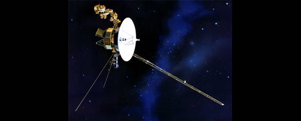 Una nave va hacia el infinito | Cortesía | Cada año, Voyager 1 se aleja 3,6 veces la distancia Tierra-Sol. Una señal de la nave tardaría hoy 16,1 horas en llegar a la Tierra. En comparación, un rayo de luz del Sol demora 8 minutos en llegar a la Tierra. En 1998, la nave sobrepasó a Pioneer 10 como el objeto humano que más lejos ha viajado.