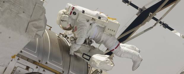 Astronautas del Endeavour tuvieron dificultades en segunda caminata espacial | Reuters | La caminata duró ocho horas y es considerada la sexta caminata más larga de la historia.