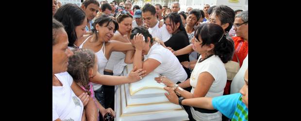 Eliana se fue al cielo llena de mensajes | Manuel Saldarriaga | Momentos de dolor y gran tristeza se vivieron en el cementerio de Itagüí, lugar donde se le dio el último adiós a Eliana Cárdenas, una de las dos jóvenes que supuestamente cayó al río Medellín, en la madrugada del 26 de diciembre.