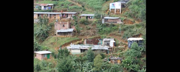 Hay que reubicar a más de 11 mil familias en Antioquia | Archivo | Según informó Andrés Julián Rendón, gobernador (e) de Antioquia, de las 11.800 viviendas que deben ser reubicadas, ya hay disponibilidad de terrenos en todo el departamento para construir 6.500.