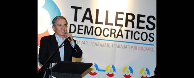 Uribe inició su cruzada democrática | Raúl Palacios, Colprensa - Bogotá. | Durante el primer Taller Democrático que se llevó a cabo en la ciudad de Bogotá, algunos asistentes le pidieron al expresidente Álvaro Uribe que fuera el candidato de la ciudad. Pero él reafirmó que sólo será "un ayudante" que sólo se limitará a cooperar en la creación de ejes programáticos.