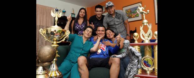 El Cairo tuvo un despertar feliz gracias a Grinyer | Julio César Herrera | Después de dos meses de concentración, Andrés Murillo volvió a recibir el cariño de su gente: Ana Flores -abuela-; Consuelo Valencia -mamá-; Lizeth Gaviria -novia-; Sebastián y Alexánder -hermanos-.