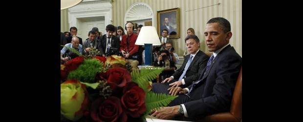 ¡Por fin! Sí de Obama al TLC | Reuters | En la oficina Oval de la Casa Blanca, los presidentes de Estados Unidos, Barack Obama y de Colombia, Juan Manuel Santos, explicaron los detalles del plan suscrito para presentar el Tratado de Libre Comercio ante el Congreso norteamericano. Ambos mandatarios coincidieron en que el acuerdo es positivo.