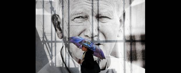 En las puertas de la santidad | Reuters- Cracovia-Polonia | Con imágenes monumentales del Papa número 264 de la Iglesia Católica instaladas en Cracovia, los polacos se preparan para la beatificación mientras miles se desplazan hasta Roma.