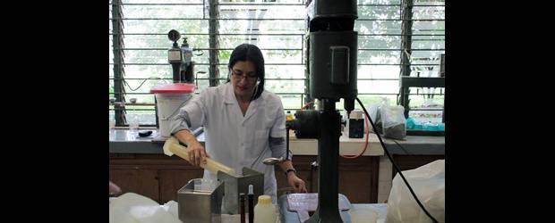 El oro en la UN es Claudia | Agencia De Noticias Un | Claudia Mercedes Tobón Suárez es una de las estudiantes más destacadas del doctorado que realiza. Además, es profesora en la Universidad Nacional y tiene habilidades para los trabajos de joyería.