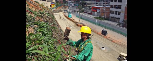 Con tropiezos, se nota metroplús en Envigado | Hernán Vanegas | Desde la parte alta del talud que se ancla y empradiza, se aprecia el comienzo de las obras en límites con Sabaneta. La conformación de la banca es notoria, pues pasará de una calzada de sólo dos carriles a dos calzadas que comprenden seis carriles. La moderación de las lluvias de la última semana ha ayudado.