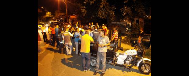 Hoy desalojan un sector de La Iguaná | Edwin Bustamante | Anoche, operarios de Obras Públicas estaban listos para iniciar la demolición, pero, tras el diálogo con el Alcalde, se optó por realizar hoy la evacuación.
