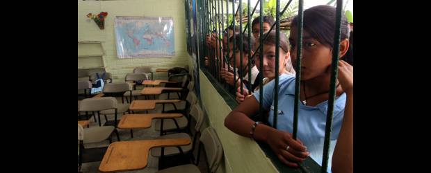 Y va todo 2011 esperando a los profes | Hernán Vanegas | Cerca de 7.000 niños en Antioquia están esperando que empiece el año escolar. Algunos terminaron en agosto del año pasado el calendario 2009 y esta es la hora que el de 2010 sigue perdido.