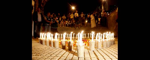 Diez años para no olvidar a quienes el terror arrebató | Edwin Bustamante | Los asistentes al evento de conmemoración plantaron corazones de papel en los alrededores del Parque Lleras como símbolo de esperanza y vida y como rechazo a los actos violentos ocurridos hace diez años.