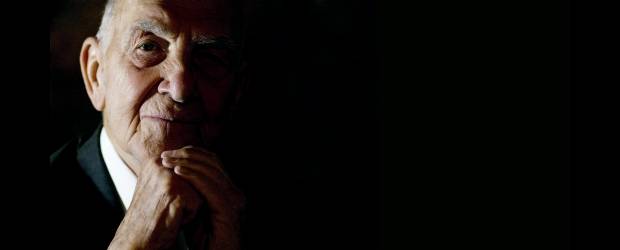"La indignación debe ir seguida de compromiso" | Joel Saget, Afp, París - Francia | "¡Confío en la juventud española! En particular en su forma de comunicarse, de reunirse, de movilizarse en el corazón de lugares simbólicos, como la madrileña Puerta del Sol, y a través de las redes sociales", aseguró Hessel a AFP.