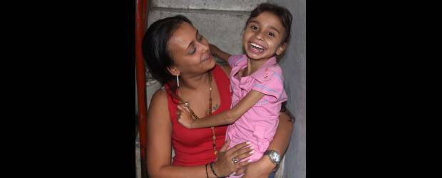 Esperanza para familia Vélez Cardona | Hernán Vanegas | Después de estar en una de las peores crisis de su enfermedad, Manuela vuelve a sonreír. La foto de la menor se publica con la autorización de la madre.