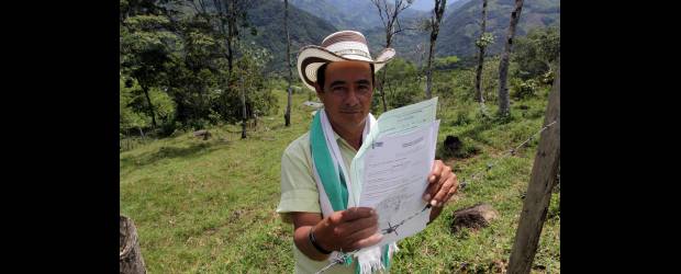 "Tengo mi finca en mis manos" | Julio Cesar Herrera, Enviado Especial San Francisco | Godofredo Marulanda fue una de las personas que recibió título de propiedad de su finca en San Francisco. Hace seis años fue desplazado por la violencia, pero ya celebra porque podrá regresar a su tierra a vivir de la agricultura.