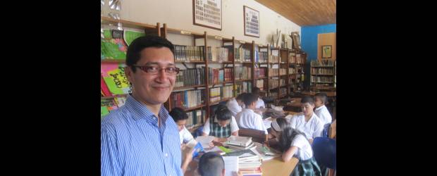 Boris, juglar de ciencia y educación | Daniel Rivera | Boris Vargas Torres, maestro en la Escuela Normal Superior de Amagá, conjugo sus conocimiento en biología y química, y su destreza natural de volver temas complicados en historias simple, como un juglar, para enseñar temas de ciencia a sus estudiantes. El blog es http://siencya.blogspot.com