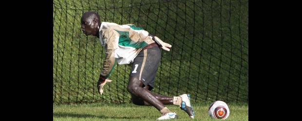 Pelaos de Senegal son el reto | Donaldo Zuluaga | Entre Pape Latyr Ndiaye (del US Ouakam) y Ousmane Mané (Diambars), en la foto, está el arquero titular de esta tarde de los senegaleses ante Colombia.