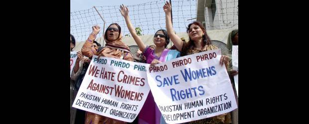 El calvario de las mujeres no termina | Pervez Masih, AP, Pakistán | En algunos países de Asia y África, las mujeres que intentan realizar trabajos tan comunes como manejar un taxi o presentar un programa de televisión, son amenazadas, violentadas o asesinadas.