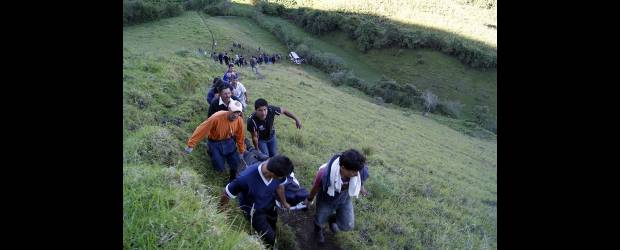 Diez muertos dejó accidente en Nariño | Diario Del Sur | La ruptura del eje delantero sería la causa del accidente de la buseta que rodó a un abismo de por lo menos 200 metros, en zona rural de La Cruz, Nariño.