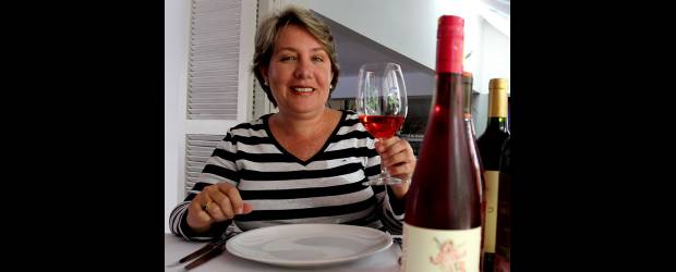 Cabernet Sauvignon ¿Qué te pasa, reina? | Julio César Herrera | Merlot y Malbec, a gusto de María Adelaida Moreno, "son más fáciles de entender". Y celebra que cada vez haya más opciones en cepas "con el gran aporte del Viejo Mundo, su tradición, su complejidad". Y otro vino de cabecera: el rosado, "por ser más ligero y más adecuado a nuestro clima".