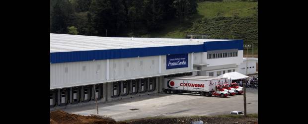 Procter llegó a Rionegro con más empleos | Róbinson Sáenz | El nuevo centro de distribución de Procter & Gamble, en las afueras de Rionegro, fue construido por Conconcreto en un área de 150.000 metros. En su construcción generó 500 empleos y para su operación requerirá de 300 operarios.