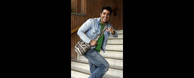 Yo me llamo Ernesto Calzadilla | Edwin Bustamante | El venezolano Ernesto Calzadilla es el presentador del nuevo programa concurso de Caracol Televisión llamado Yo me llamo , que intenta encontrar a los mejores imitadores de Colombia por medio de una convocatoria a la que cualquier persona que crea parecerse a un artista puede participar.