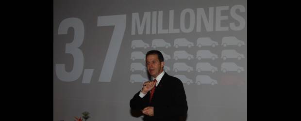 Llanteros viven su propia bonanza sobre ruedas | Róbinzon Sáenz | El brasileño Carlos Eduardo de Araujo, presidente para Colombia de Bridgestone, en el Simposio Nacional de Llantas señaló que la competencia entre marcas hoy se da en campos del servicio y la calidad.