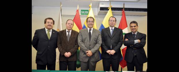 Preocupa caída del comercio con Venezuela | Cortesia | Adalid Contreras, secretario de la CAN; y los ministros de Comercio Pablo Guzmán, de Bolivia; Sergio Díaz-Granados, de Colombia y José Luis Silva, de Perú, con el viceministro de Comercio de Ecuador, Francisco Rivadeneira.