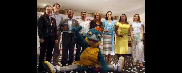 Era hora que llegara otra medalla: Ximena | Archivo | Ximena Restrepo (extremo derecho) en compañía de María I. Urrutia, Fabiola Zuluaga, María T. la Tata Castro, Félix el Gato Cárdenas y Willington Ortiz.
