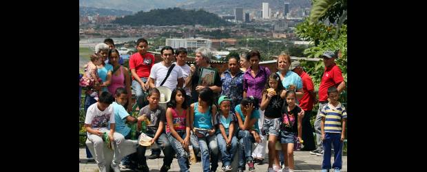 Niños y abuelos se "ventiaron" en Guayabal | Jaime Pérez | Integrantes del club de vida Mis Mejores Años y niños habitantes de La Colinita y del sector Aeroparque participaron del recorrido que se realizó ayer por la comuna 15-Guayabal, como parte de la estrategia Recuperación de la memoria histórica y cultural.