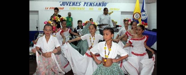La escuela resiste en la comuna 1 | Julio César Herrera | La jornada de Jóvenes Pensando contó con la participación de estudiantes de primaria y bachillerato, allí se resaltó la importancia del folclor y de las raíces afro que tiene el país. Los jóvenes dejaron su sello con la presentación de música más moderna como el rock, el pop y el hip hop.