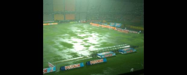 Habría menos juegos en el Atanasio | Cortesía David Escobar, Twitter | Así se puso la cancha del Atanasio Girardot el sábado en la noche por la gran cantidad de agua que le cayó. Tres partidos se han tenido que suspender.