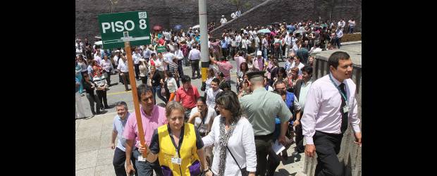 Al simulacro de evacuación se sumaron 15 ciudades | Hernán Vanegas | Los funcionarios de la Alcaldía participaron del simulacro de evacuación.