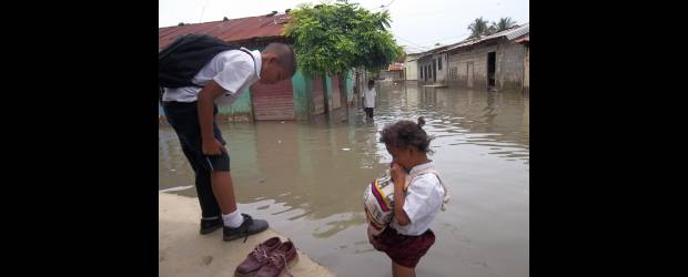 Presos del invierno pasado | Archivo | Para la reconstrucción de las instituciones educativas, el Ministerio de Educación contrató como operador a la Organización de Estados Iberoamericanos (OEI), en este momento están en contrataciones para empezar obras.