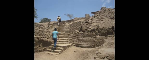 El norte es otro destino mítico en Perú | Rafael González, Chiclayo Y Trujillo, Perú | Los recorridos a las zonas arqueológicas son cortos. Los lugares están cerca de las poblaciones de Chiclayo y Trujillo. La infraestructura de museos e s de las mejores del continente. Arriba, el lugar original donde fue encontrado el Señor de Sipán, uno de los hallazgos arqueológicos más importantes de América.