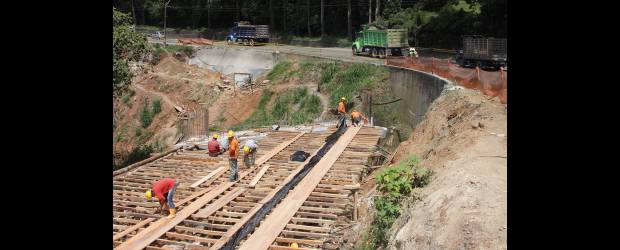 A Ancón le inyectarán más recursos para que avance | Robinson Sáenz | En el sector de El Juancherito se aprecia la "siembra" de los cimientos para el viaducto que permitirá ampliar la vía a doble calzada. Si bien es notorio el avance de las obras, no es el suficiente como para recuperar lo que se perdió en los ocho meses que estuvo suspendido el proyecto.