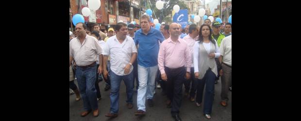 Plazo para inscripciones en Bello vence hoy | Cortesía | El candidato conservador Carlos Muñoz promovió el sábado una marcha para inscribirse en la Registraduría. Estuvo acompañado de algunos congresistas.