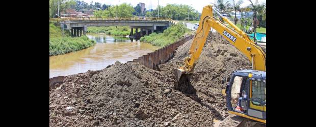 Sello a desgracias del río Negro | Juan Fernando Cano | Con el tablestacado importado de Bélgica, que se instaló en la ribera del río Negro, los habitantes del barrio Las Playas dejaron de padecer por los desbordamientos de este afluente. Estas obras de mitigación han sido destacadas como modelo por el programa de Lucha Anticorrupción del Gobierno Nacional.