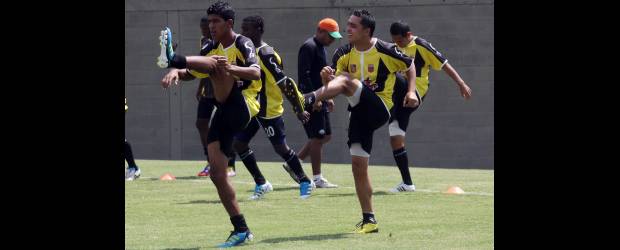 Meta naranja es seguir entre los 8 | Hernán Vanegas | Yulián Mejía y Camilo Pérez evidencian el buen ambiente que se vive en Envigado para rematar la Liga Postobón-II. Le faltan dos partidos por fuera y uno en casa.