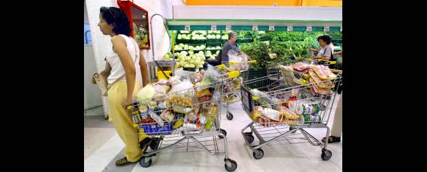 Chávez congeló los precios de 18 productos | Archivo | Los precios de algunos productos de uso personal y aseo del hogar fueron congelados por el gobierno de Hugo Chávez, para frenar la inflación.
